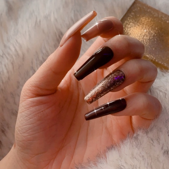 Press on nails - Picture 1 of 2